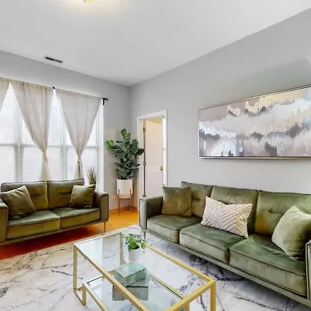 Modern Green Escape Near Il Medical District